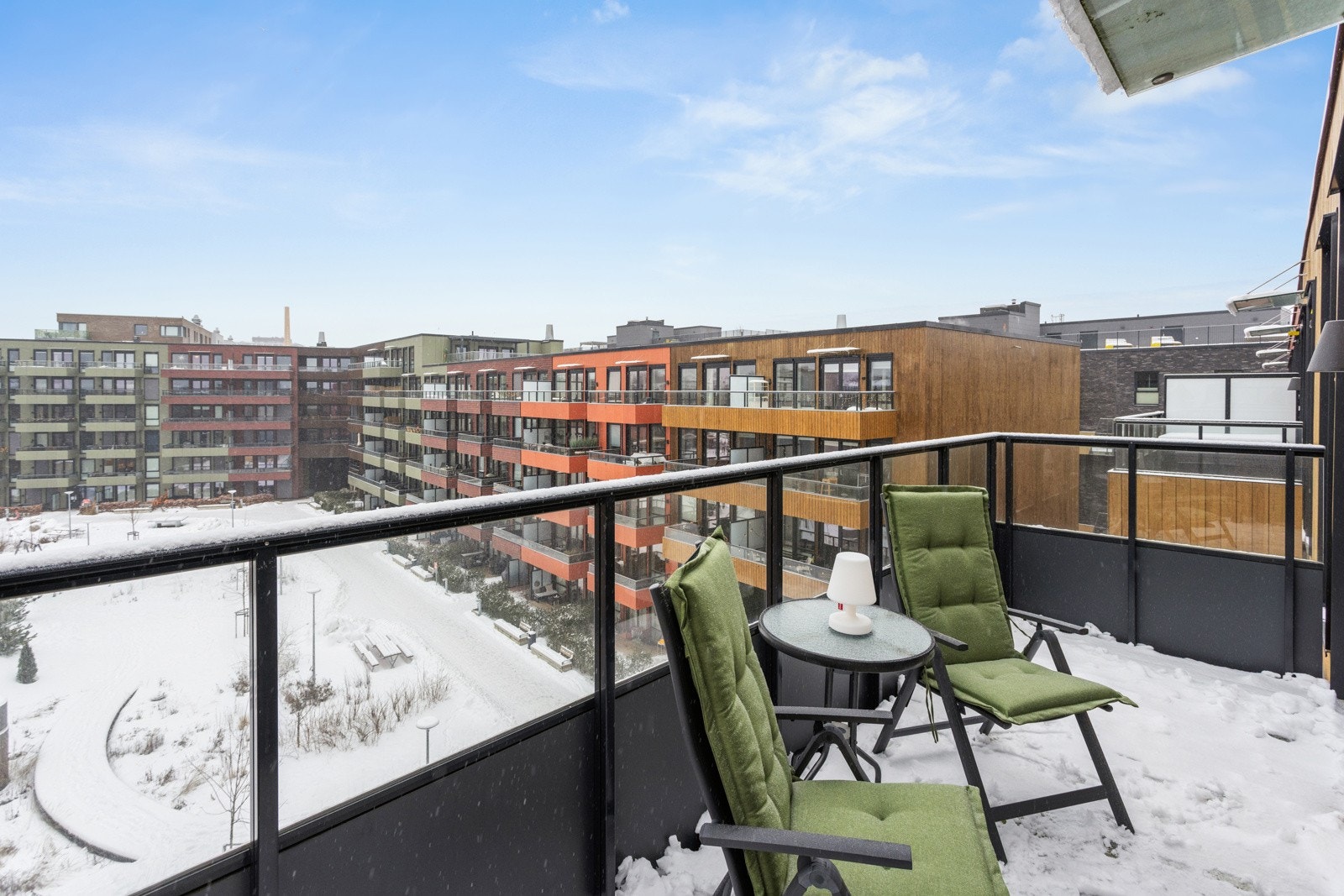 Leiligheten har flott balkong ut mot rolige og velstelte fellesareal med god avstand til neste bebyggelse Galleribilde