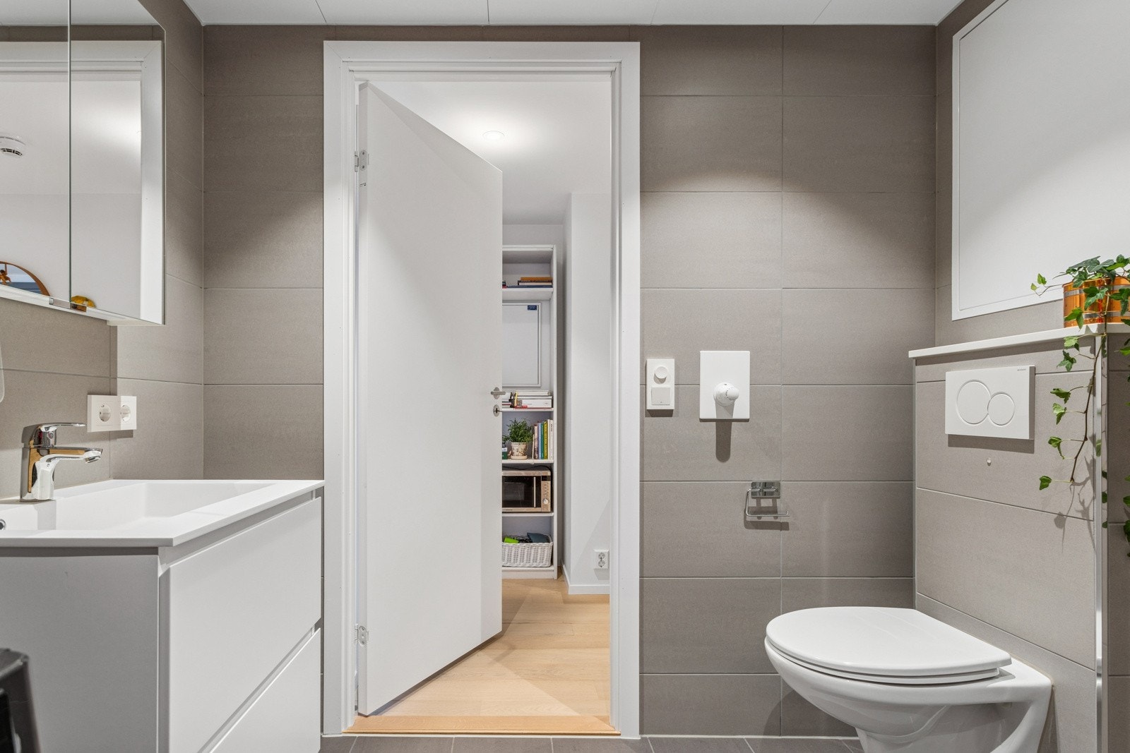 Pent, flislagt bad med vannbåren varme i gulv Galleribilde