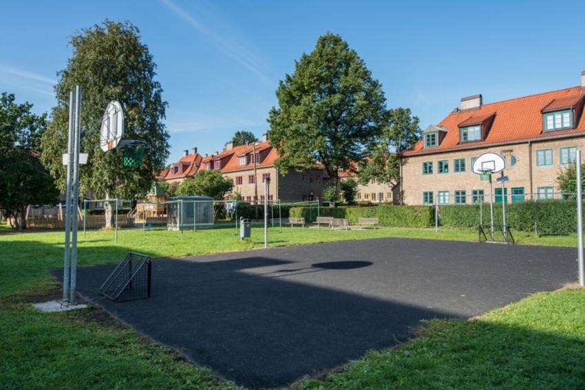 Boligen ligger i hyggelige omgivelser her fra Lille Tøyen Hageby Galleribilde