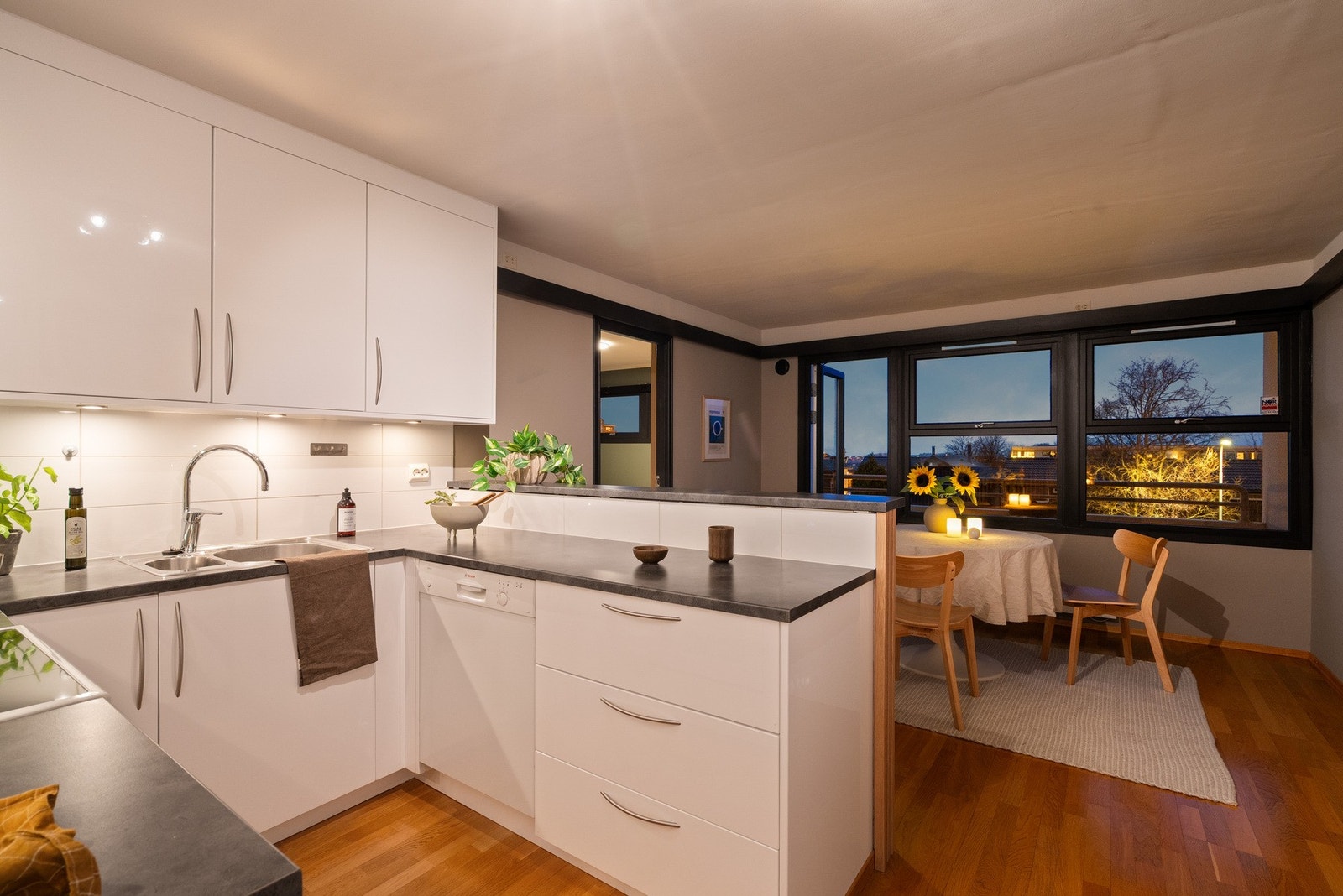 Fra kjøkkenet kan du få med deg mange fine solnedganger og fargesprakende himmel. Galleribilde