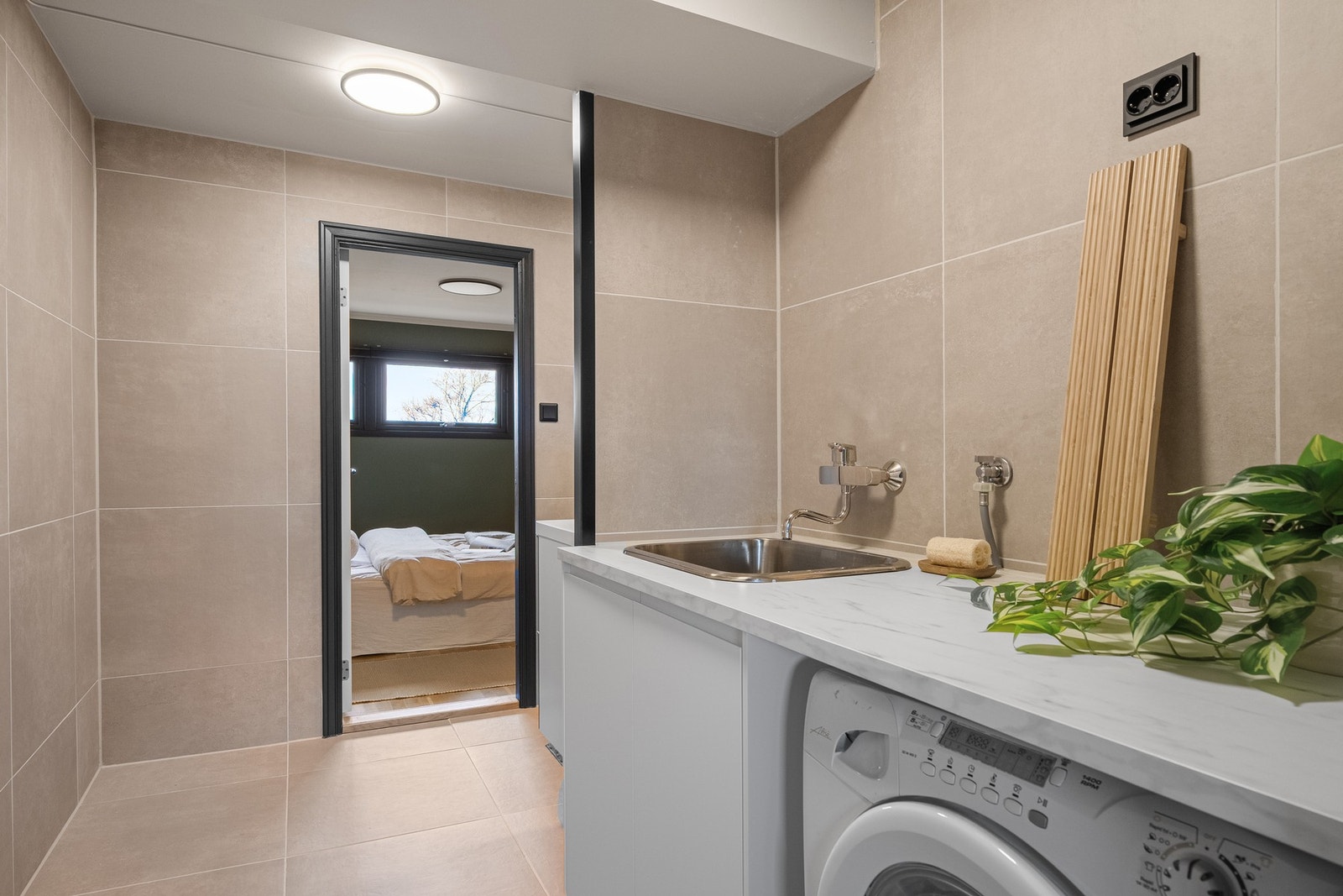 Badet er et kombinert vaskerom, med egen nisje for vaskemaskin. Galleribilde