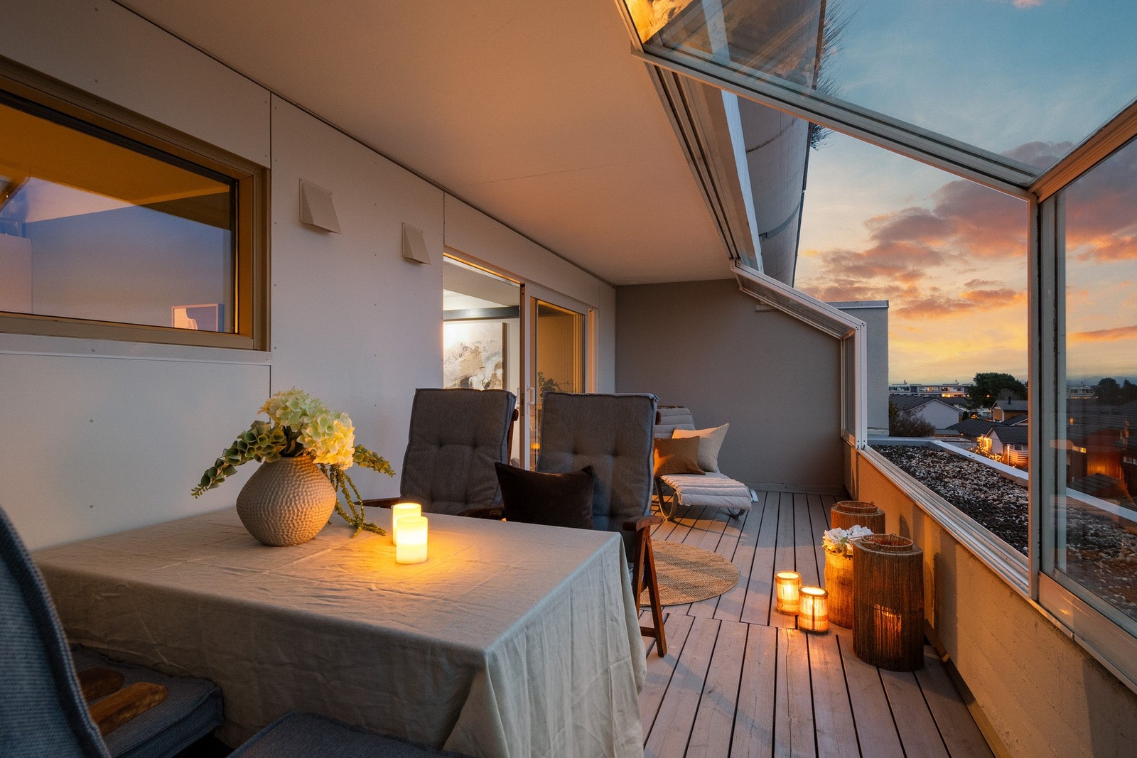 Koselig innglasset balkong på 18 kvm - gled deg til å tilbringe fine sommerdager her ute. Galleribilde