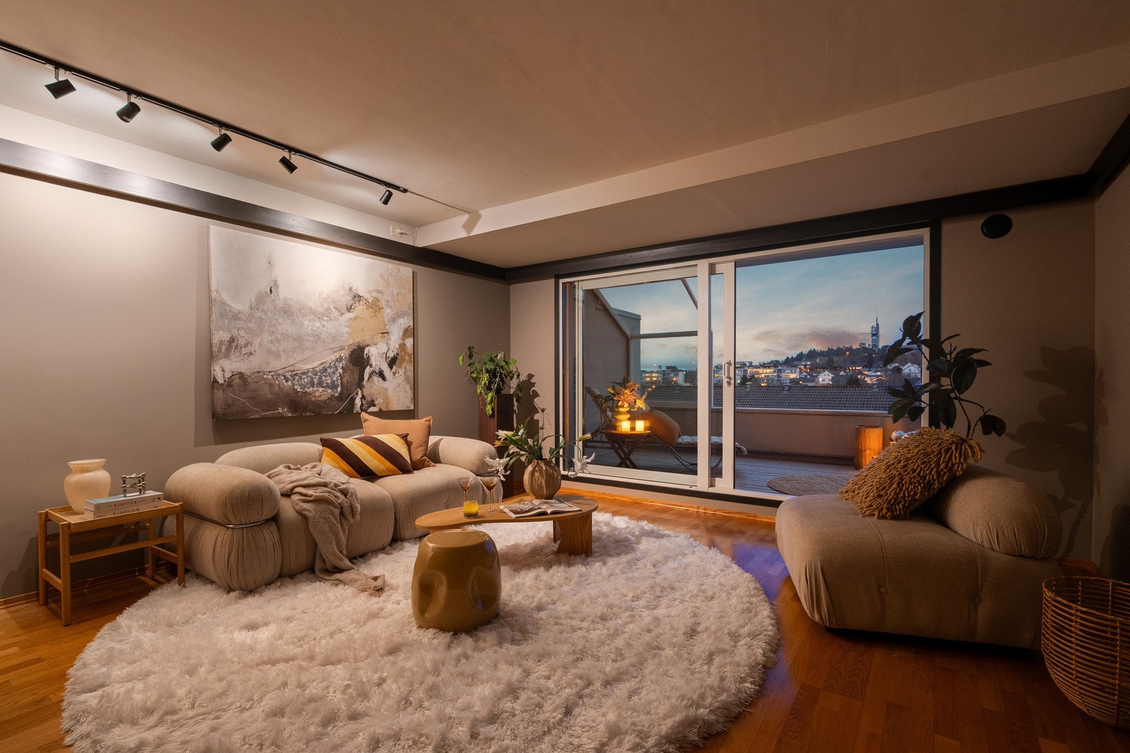 En flott modernisert leilighet i 3. etasje. Galleribilde