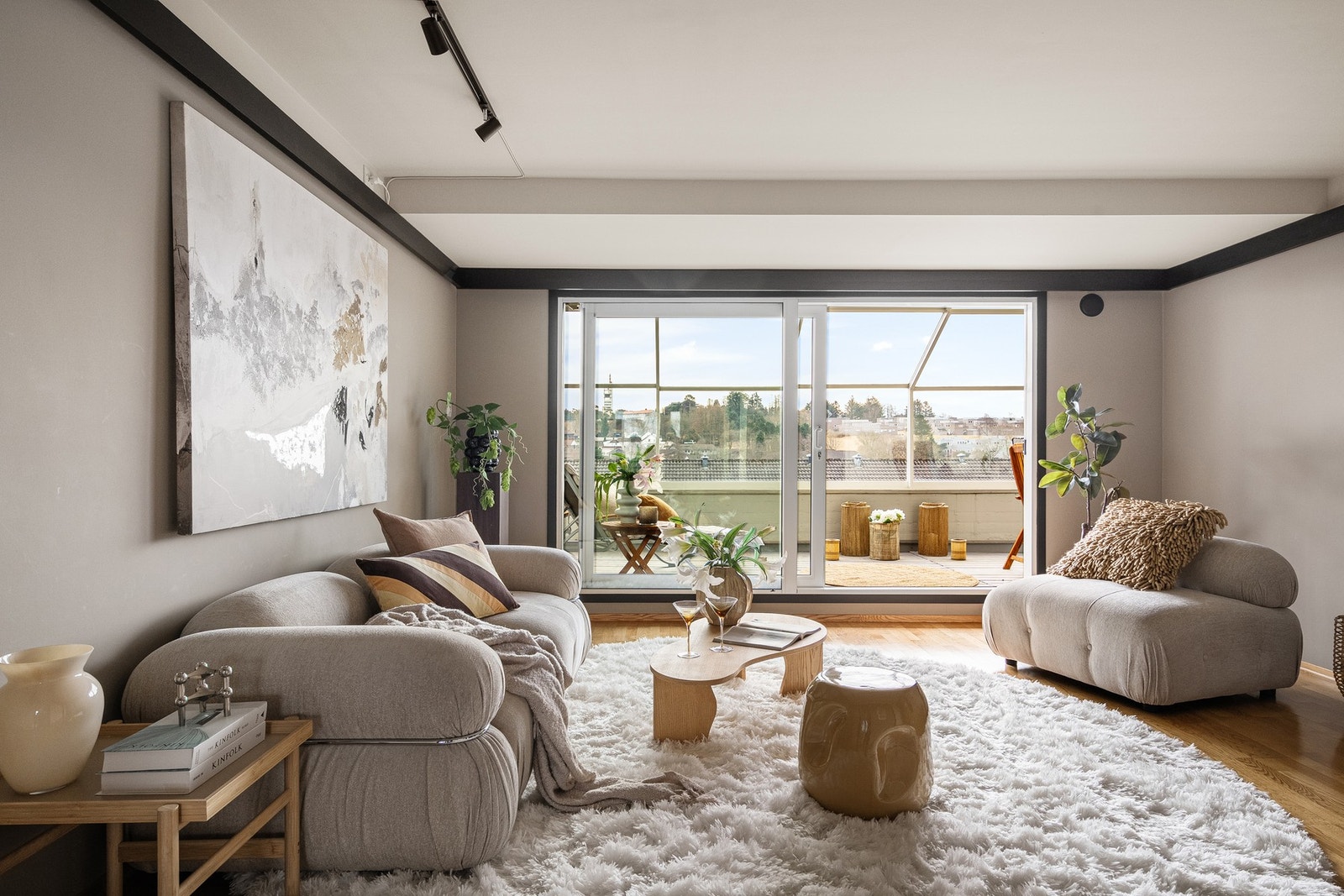 I sommerhalvåret blir balkongen som en forlengelse av stuen. Galleribilde