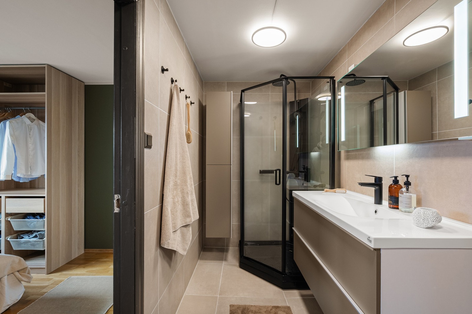 Badet er modernisert med nye fine fliser, ny innredning og dusjkabinett. Galleribilde