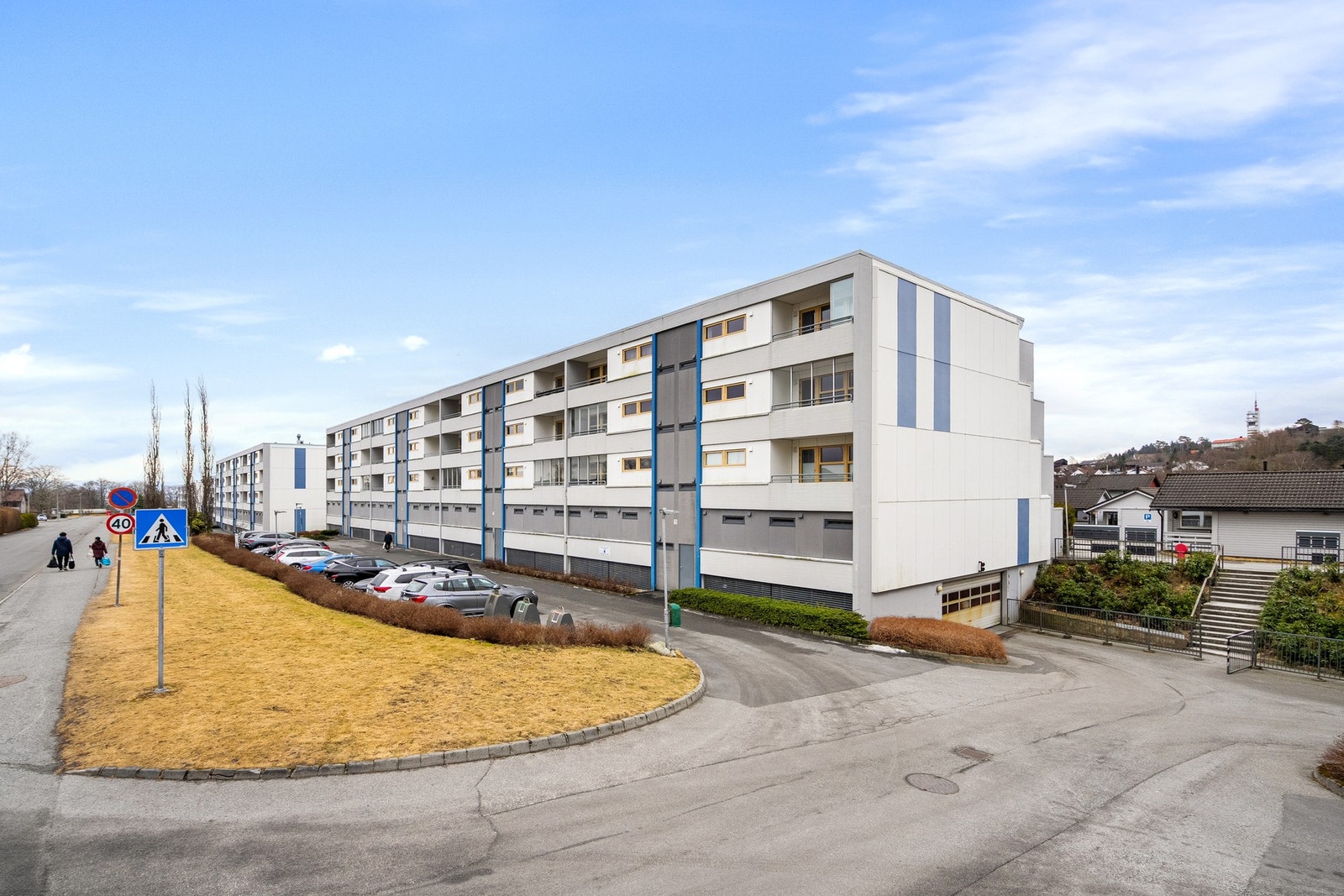 Det er fast parkeringsplass i lukket anlegg, samt flere gjesteparkeringsplasser utenfor blokken. Galleribilde