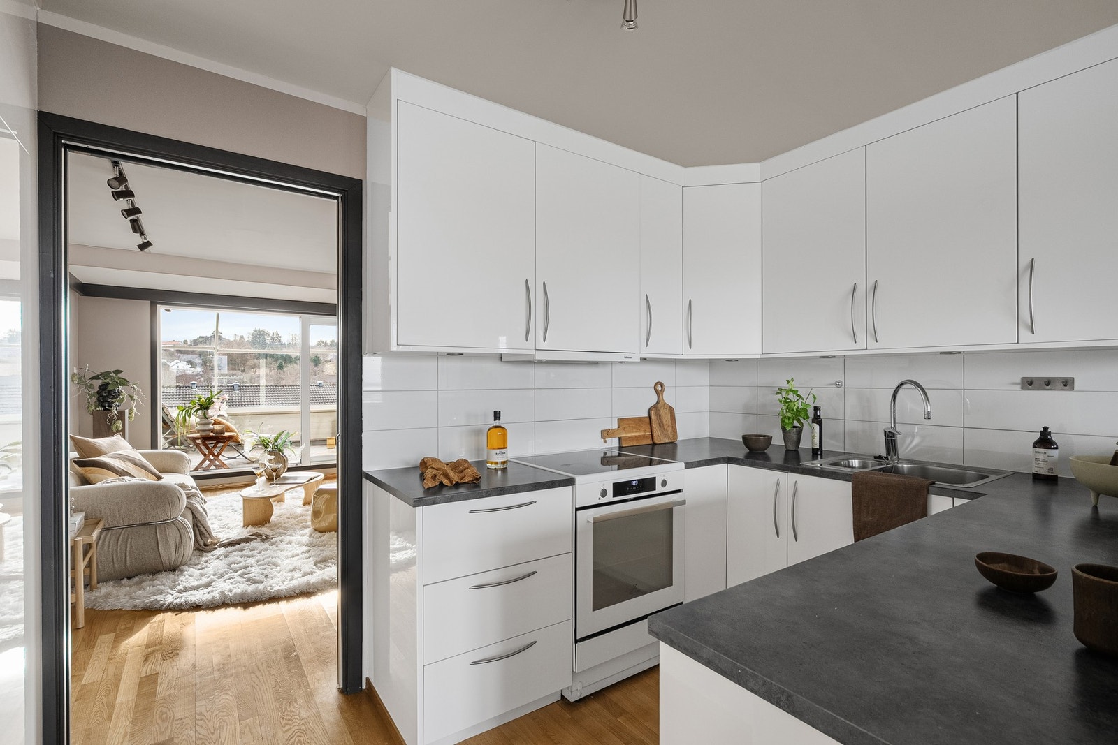 Tidløst kjøkken med god skap- og benkeplass. Galleribilde