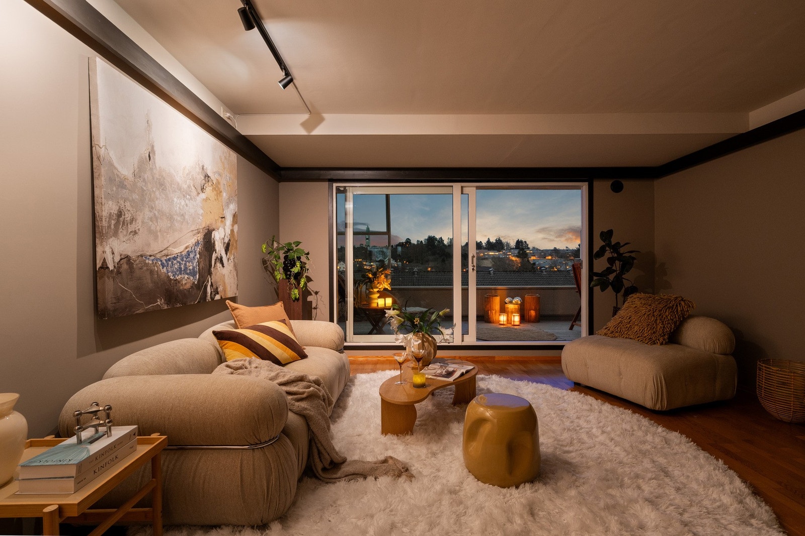 Nesten alle vegger er nylig sparklet og malt i lune delikate fargevalg. Galleribilde