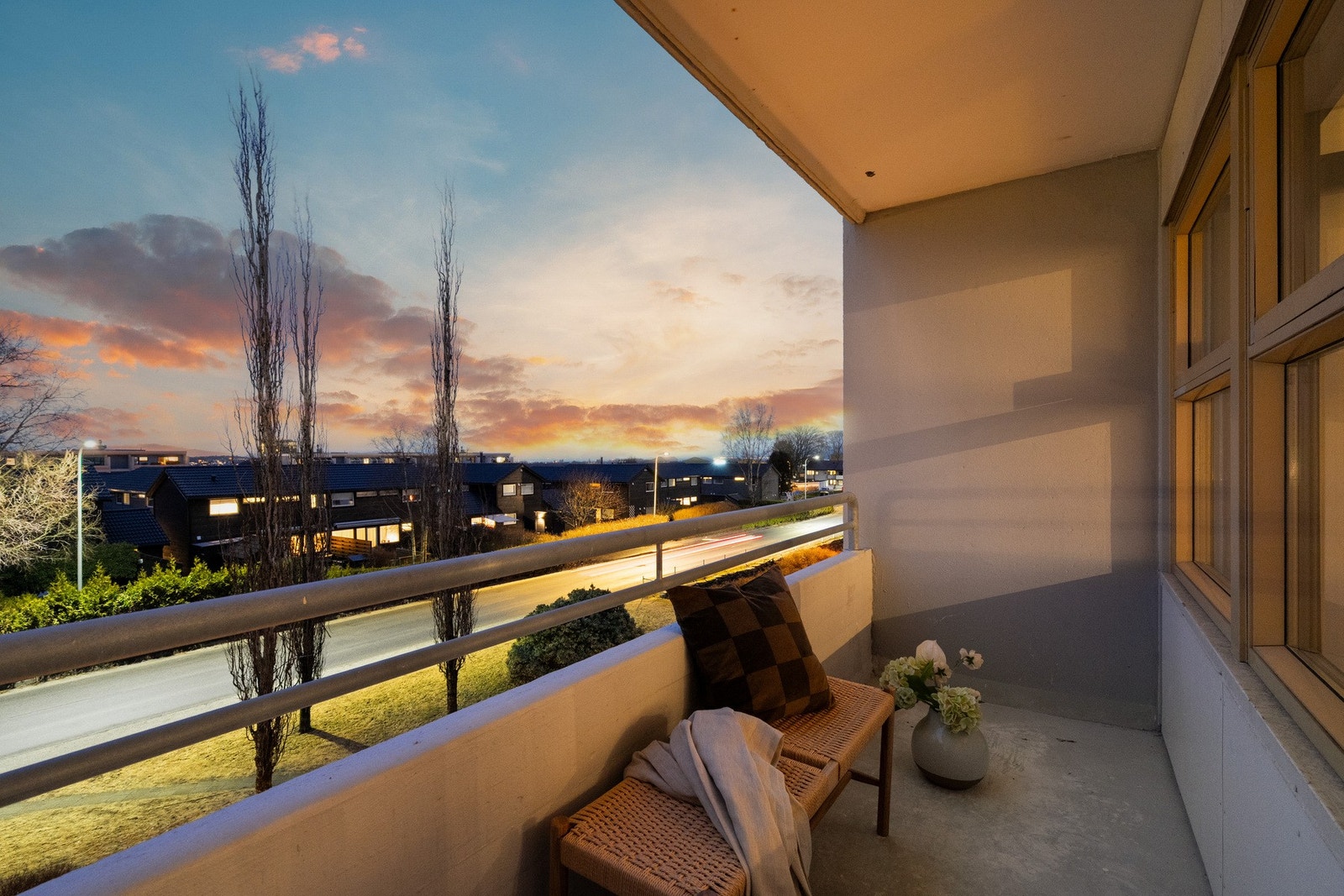 Den andre terrasse har kveldssol og luftig utsikt over omgivelsene. Galleribilde