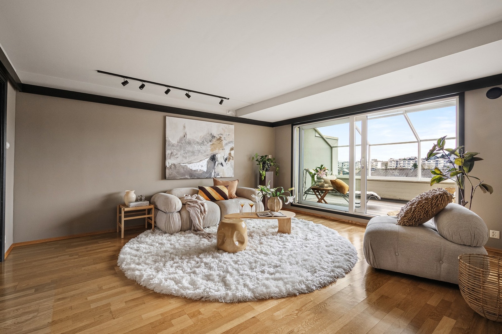 De lune fargene skaper en hjemmekoselig atmosfære i leiligheten. Galleribilde