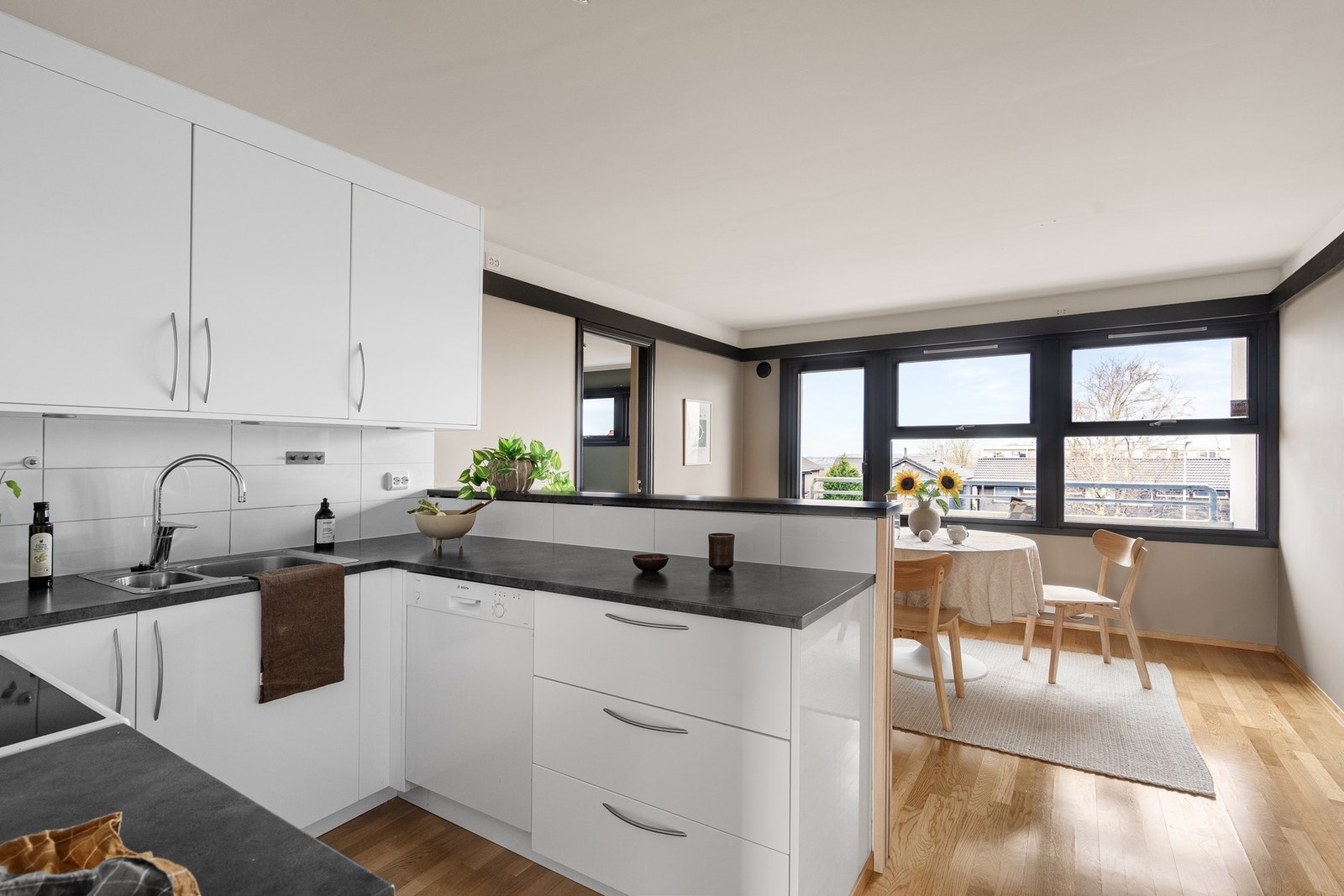 Det god plass til et spisebord hvor du kan samle familie og venner. Galleribilde