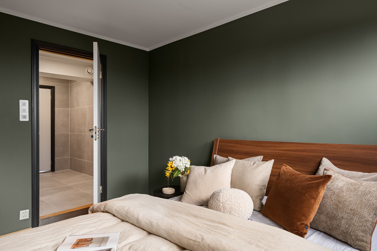 Fra soverommet er det direkte adkomst til bad - en løsning mange verdsetter høyt. Galleribilde