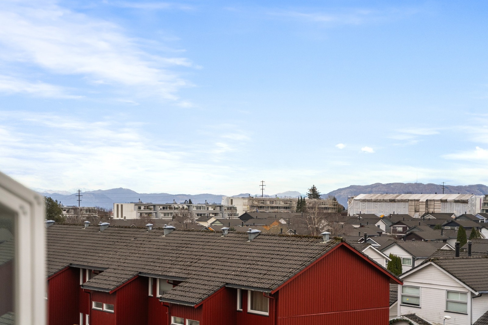 Luftig og fin utsikt over omgivelsene med fjellene i det fjerne. Galleribilde