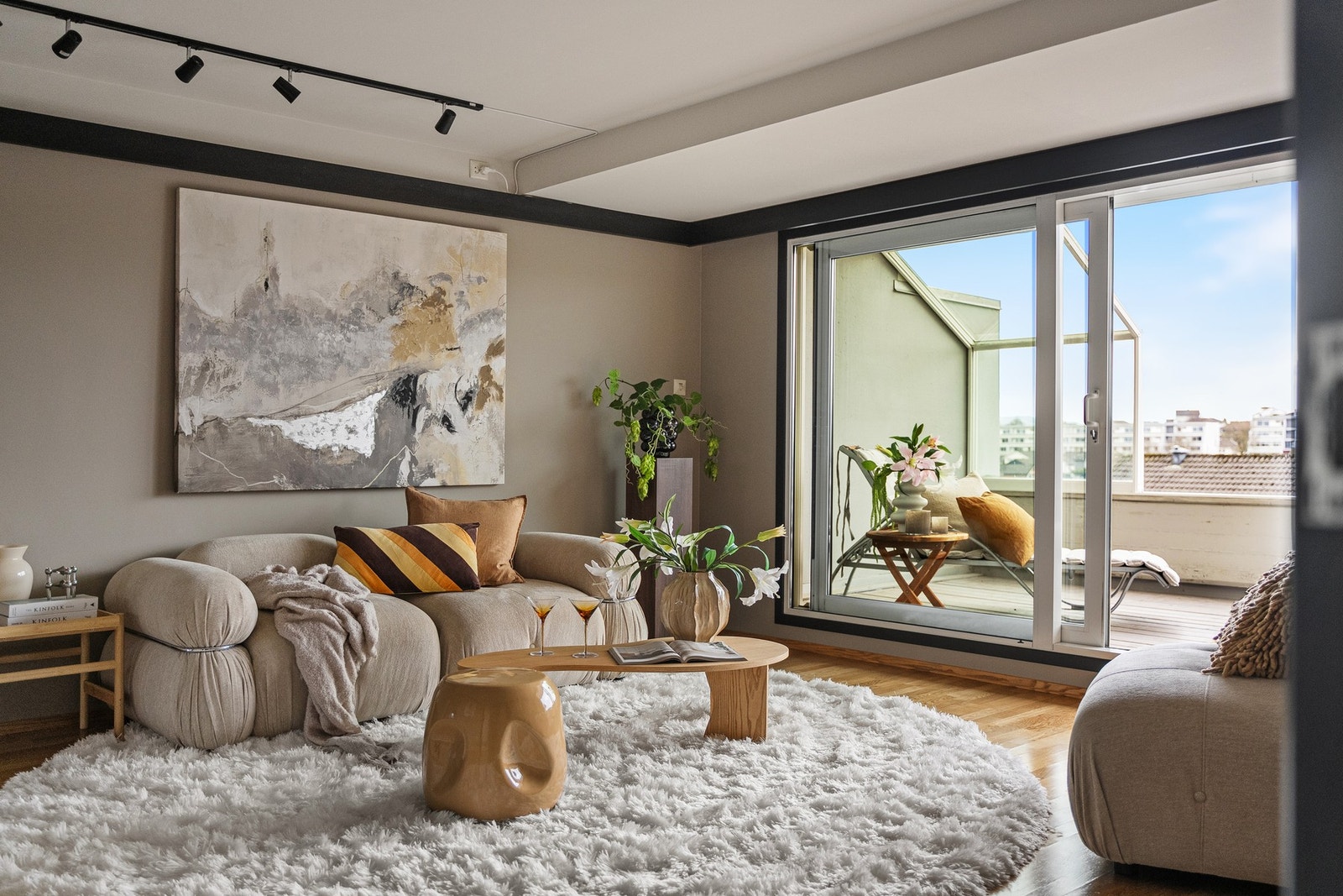 De store vindusflatene mot sør slipper inn rikelig med lys. Galleribilde