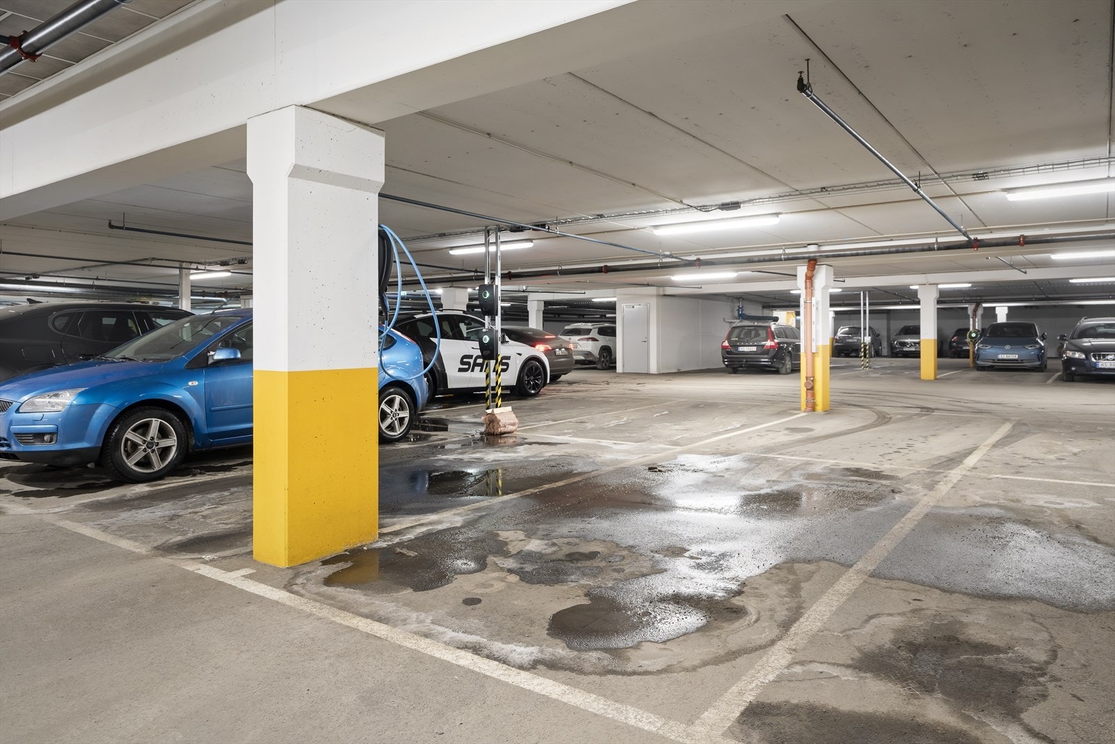 Garasjeplass med elbillader Galleribilde