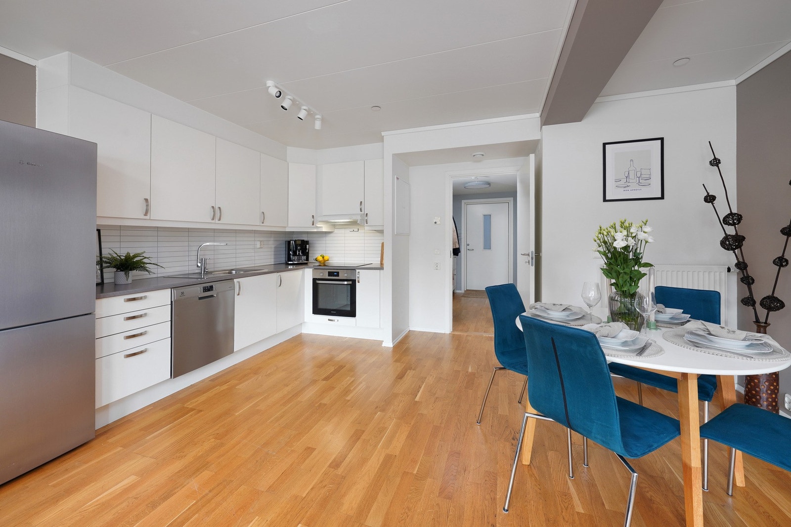 God plass til romslig spisebord. Her er det hyggelig å invitere venner og familie til bords Galleribilde