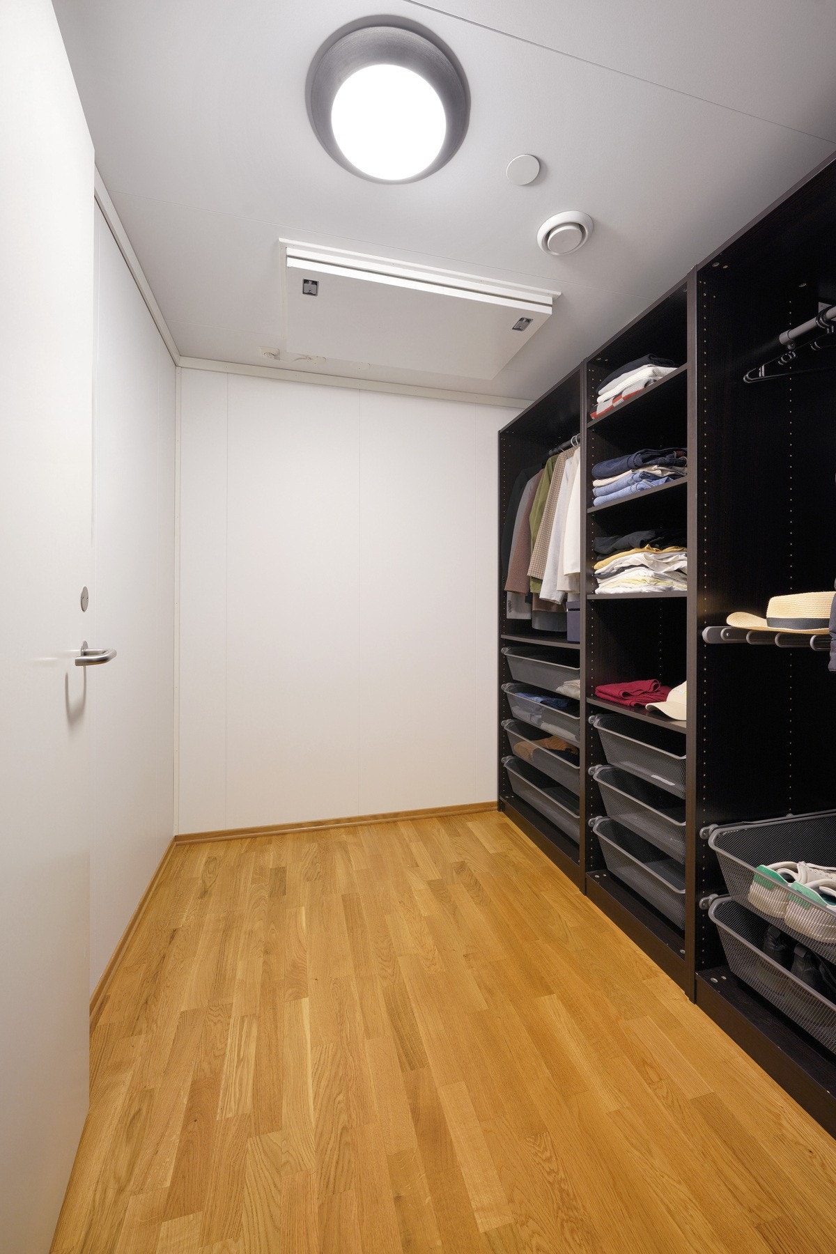 Bod innredet som walk in-closet Galleribilde