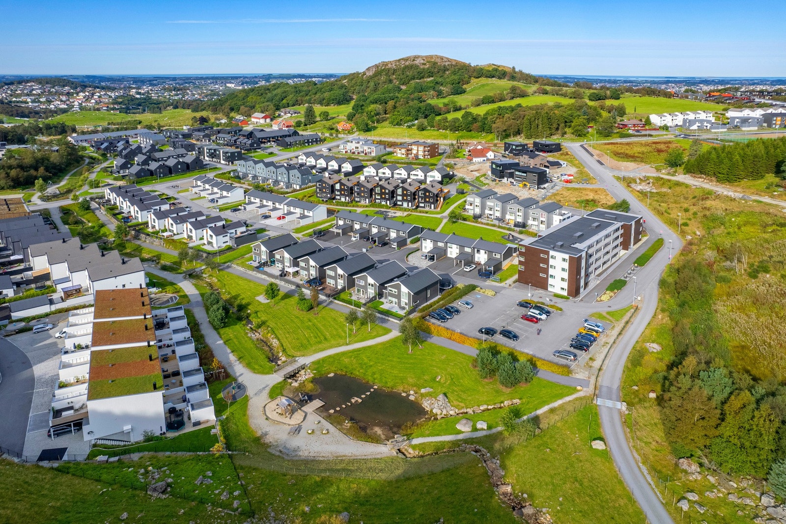 Det er med stor glede vi i Verdi Eiendomsmegling V/Therese Kane kan presentere for salg trivelig leilighet i Følhusbakken 21. Galleribilde