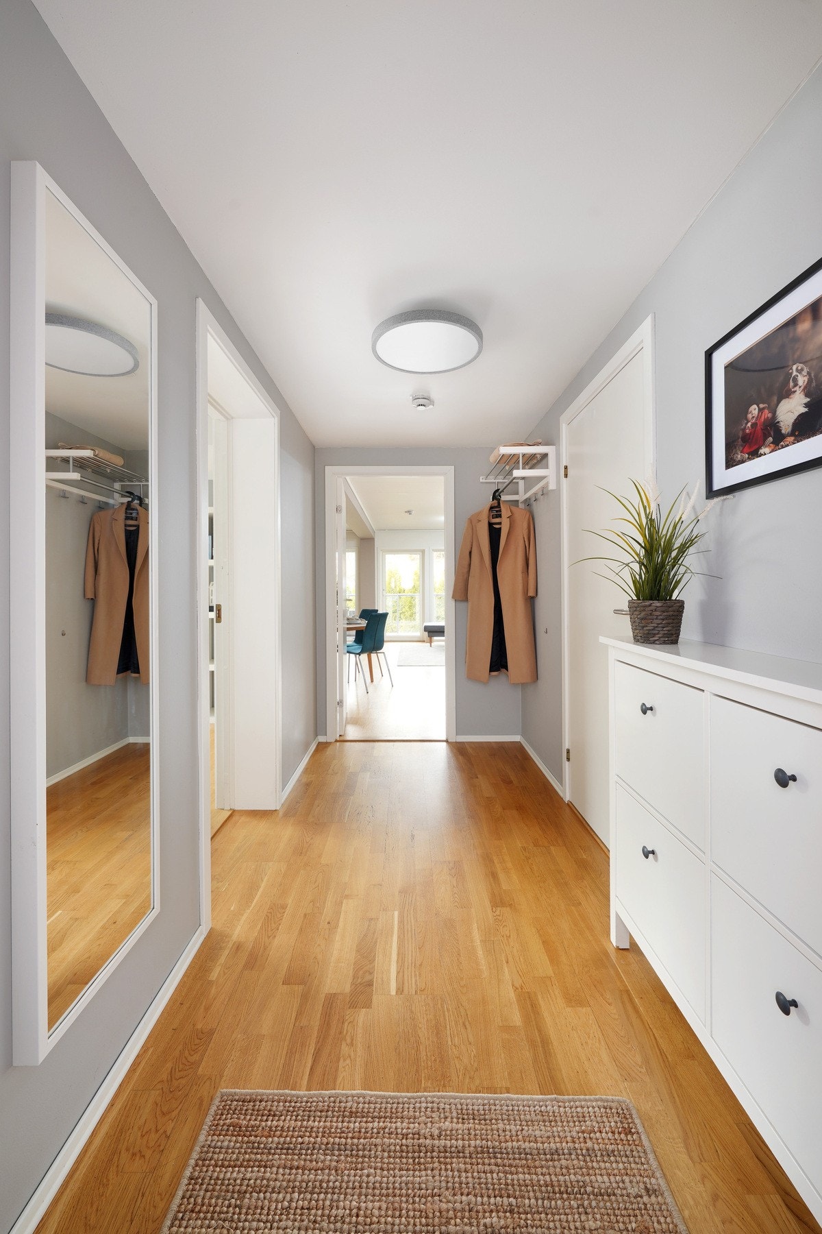 Her er det god plass til å henge opp yttertøy Galleribilde