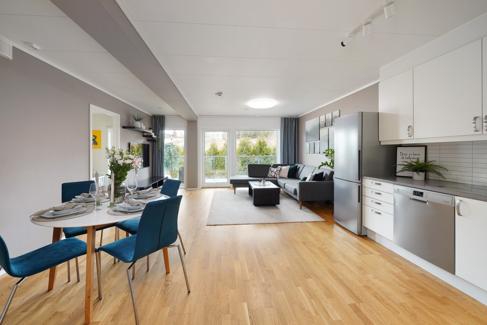 Lyst nøytralt kjøkken byr på rikelig med skap- og benkeplass. Galleribilde