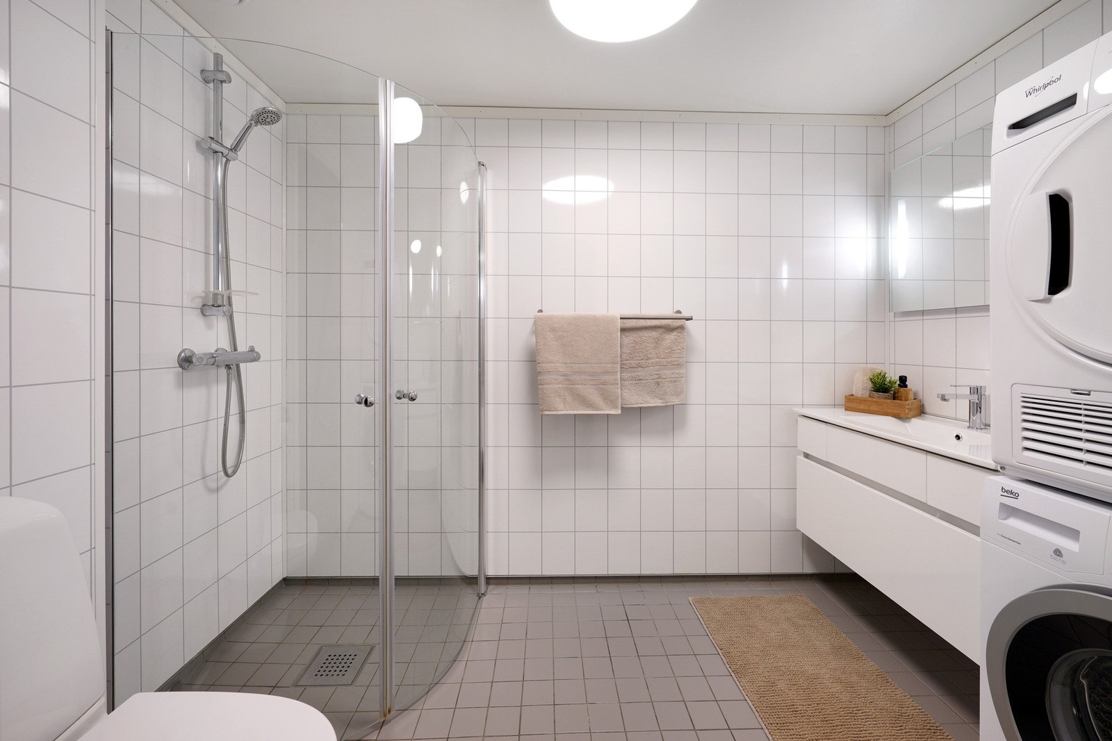 Fint helfliset bad med vaskemaskin og tørketrommel som medfølger handelen Galleribilde