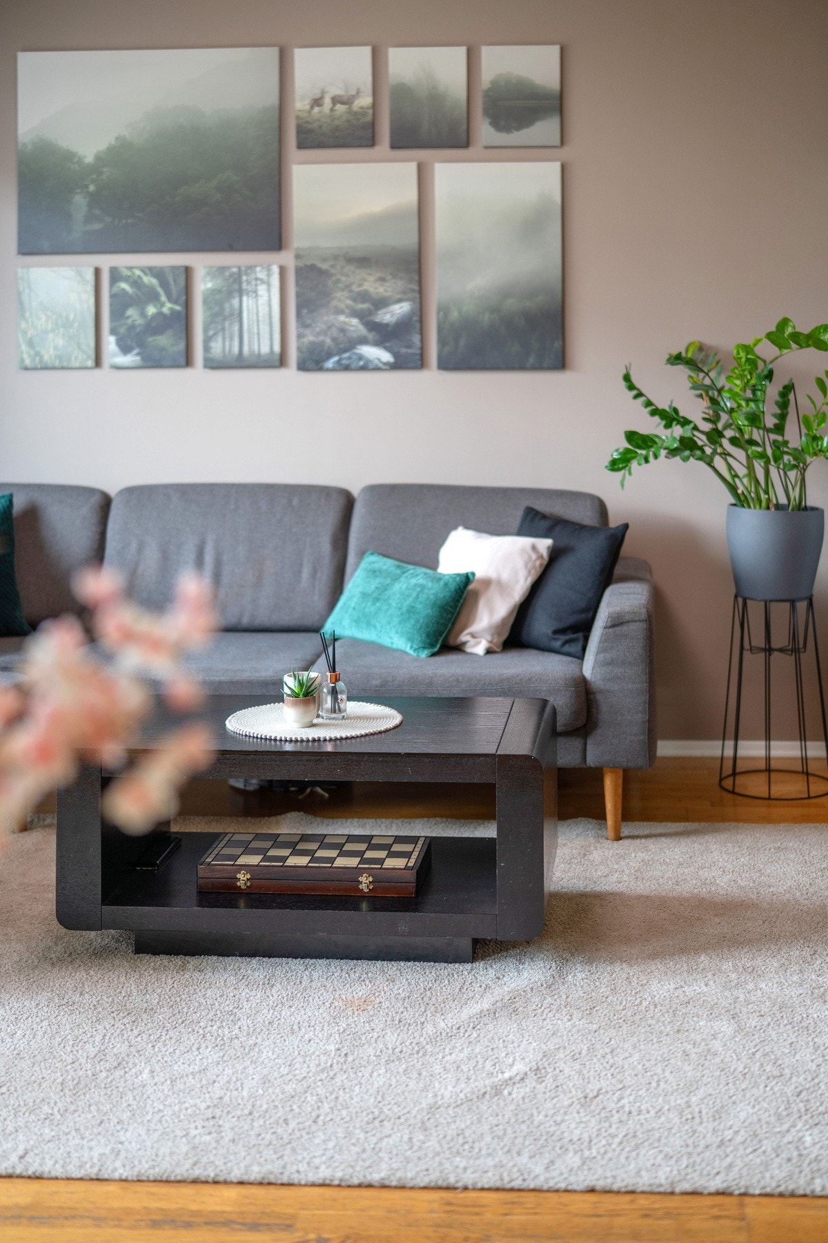 Parkett på gulv og vegger malt i delikate farger Galleribilde