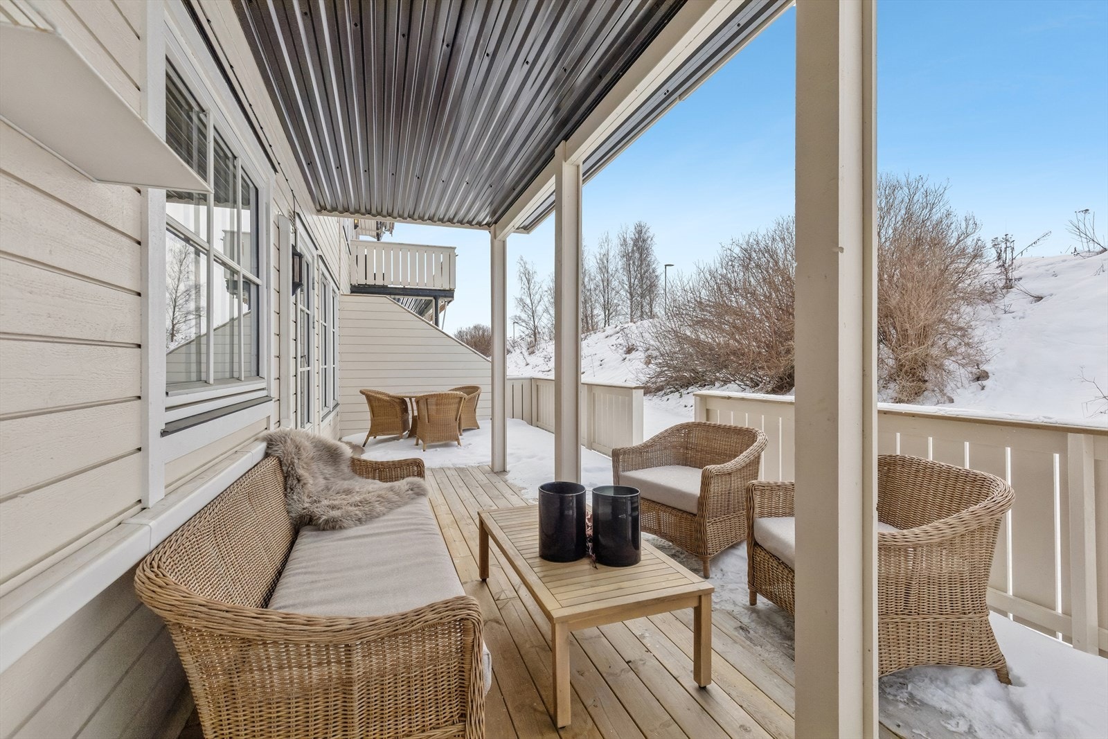 Flott vestvendt terrasse på omtrent 27 kvadratmeter. Galleribilde