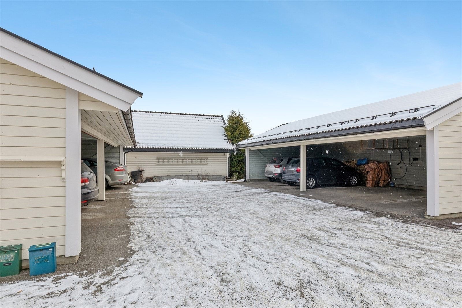 Til leiligheten hører en fast parkeringsplass i felles carportanlegg. Galleribilde