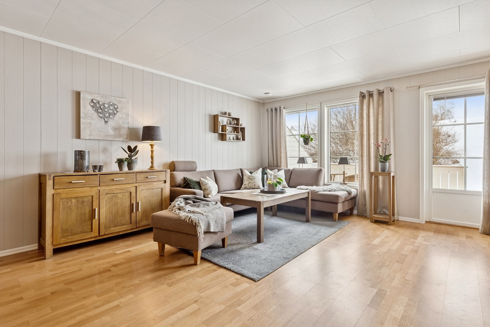 Stuen har parkett på gulvet og god plass til både sofagruppe og spisebord. Galleribilde