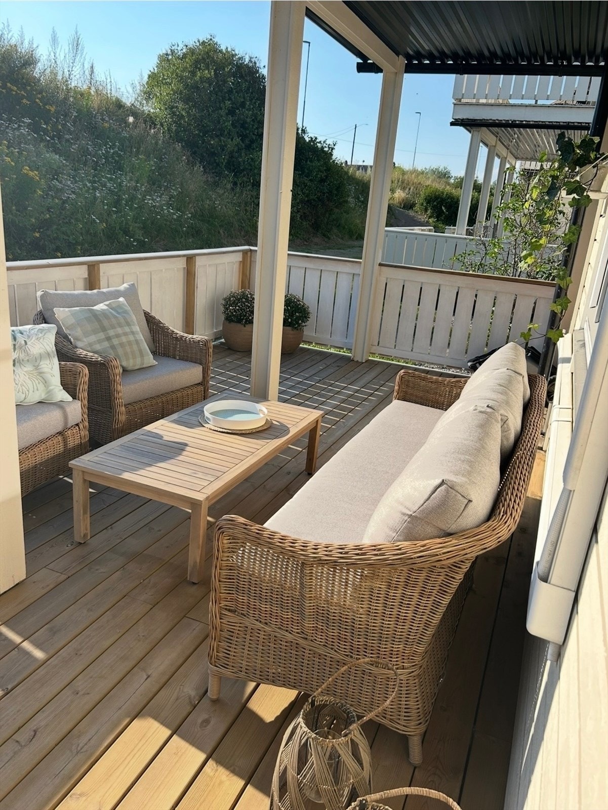 Uteplassen er en naturlig forlengelse av stuen, med rikelig plass for utemøbler. Galleribilde