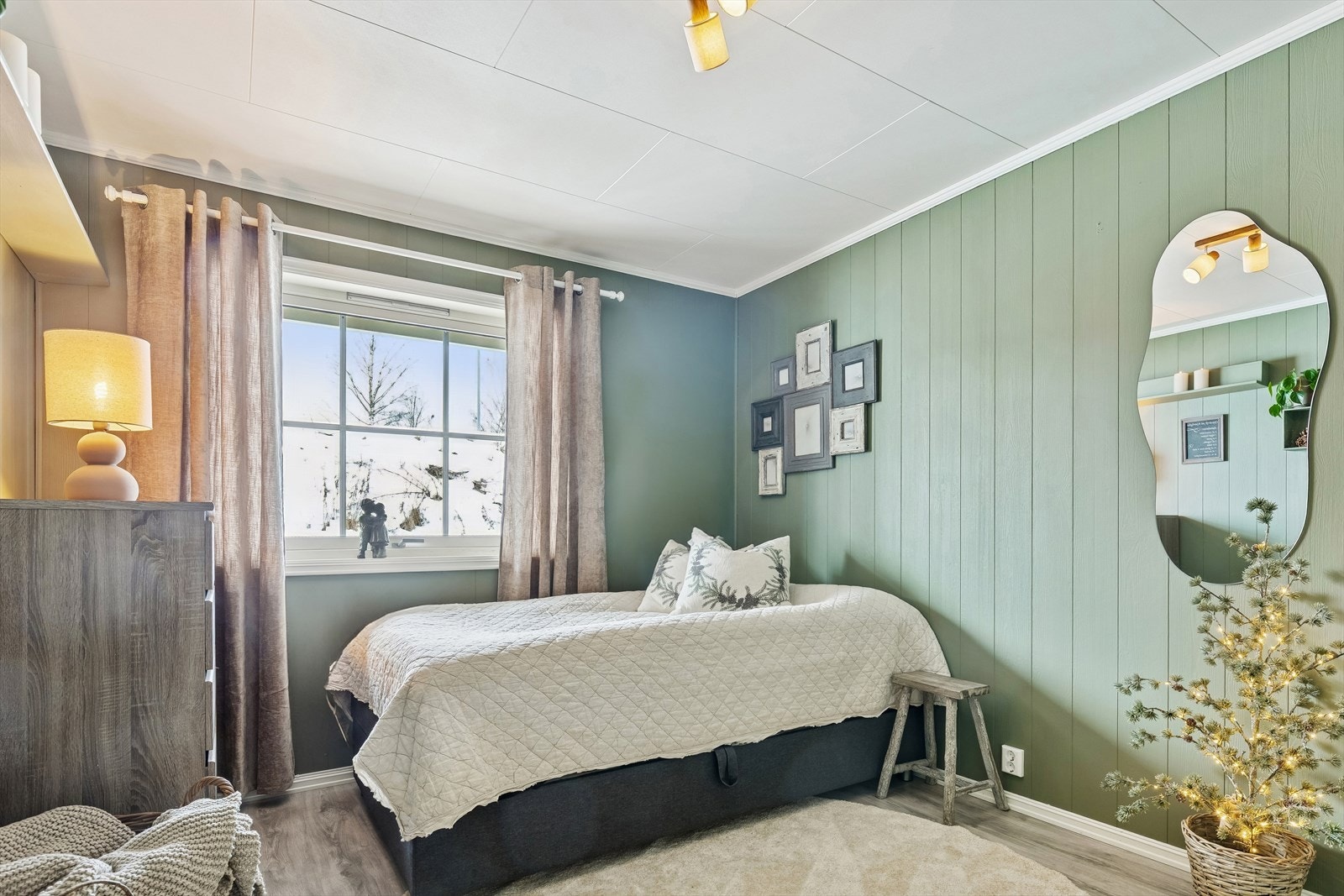 Hovedsoverommet har god plass til dobbeltseng og møblering. Galleribilde