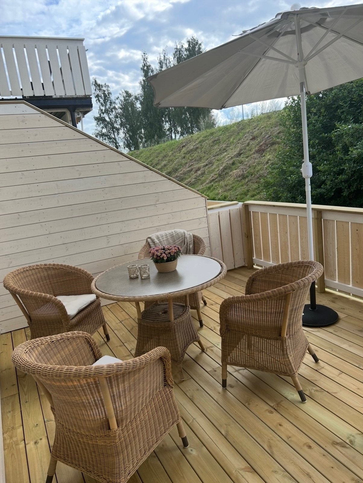 Terrassen er belagt med terrassebord og har et solid rekkverk i tre. Galleribilde