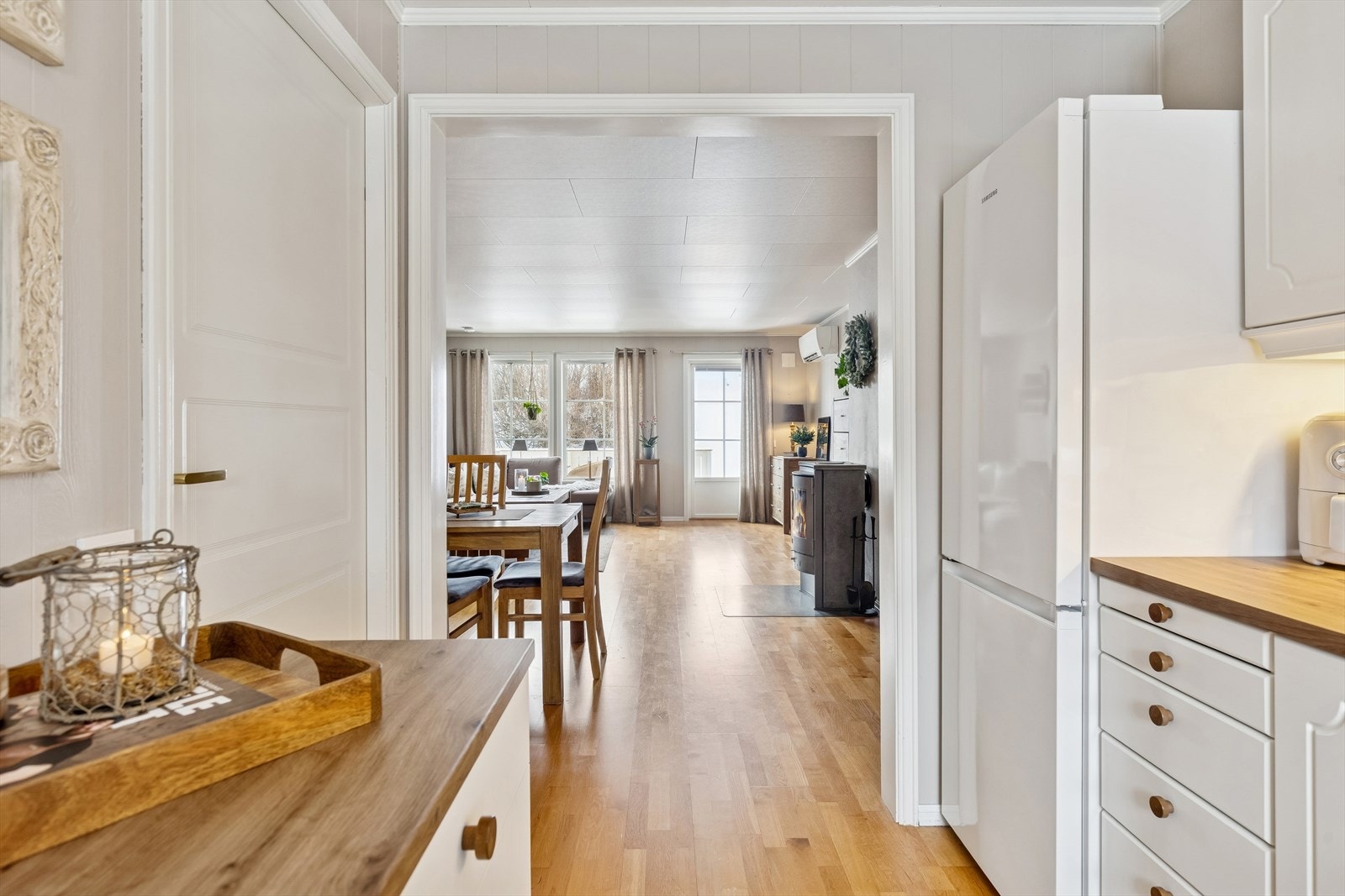 Fra kjøkkenet har du full oversikt over stue og spiseplass. Galleribilde