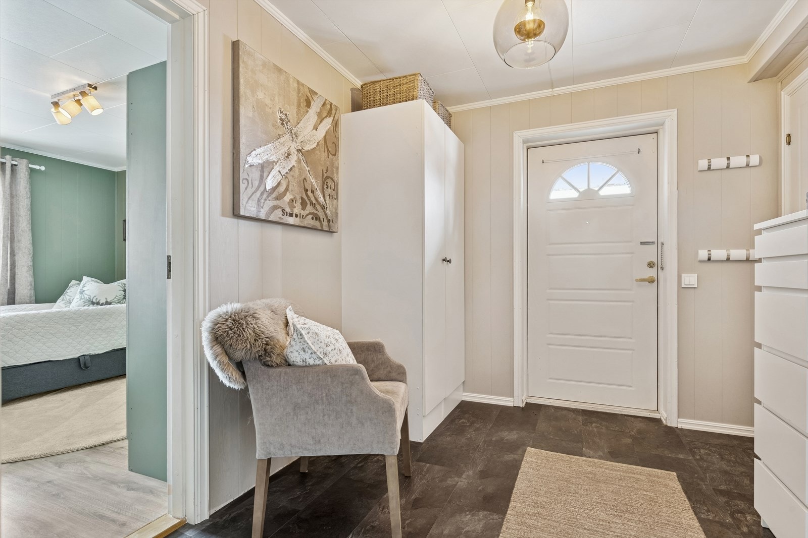 Fra entreen er det enkel tilgang til leilighetens øvrige rom. Galleribilde