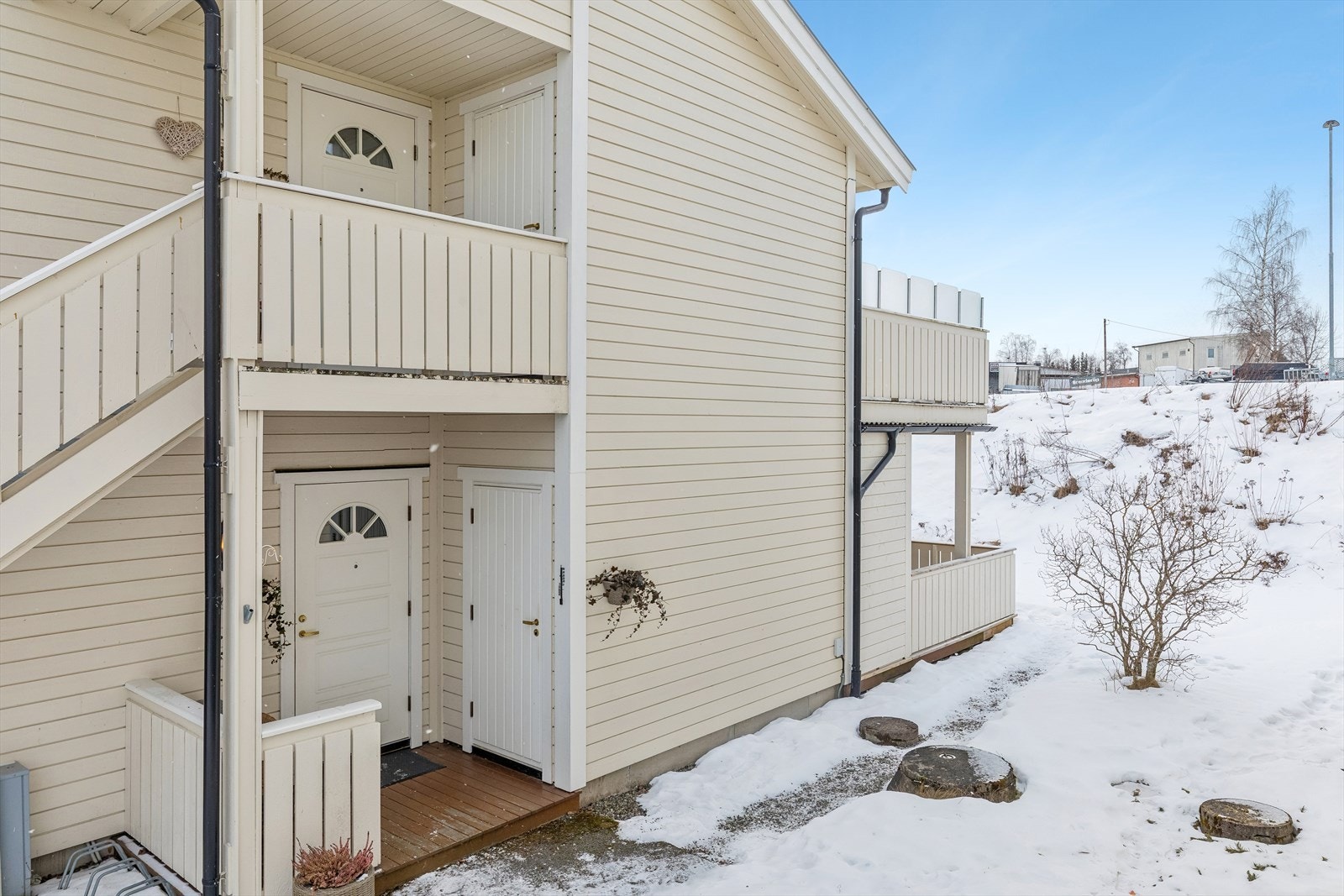 Rett ved inngangsdøren ligger en praktisk, ekstern bod på 5 m². Galleribilde