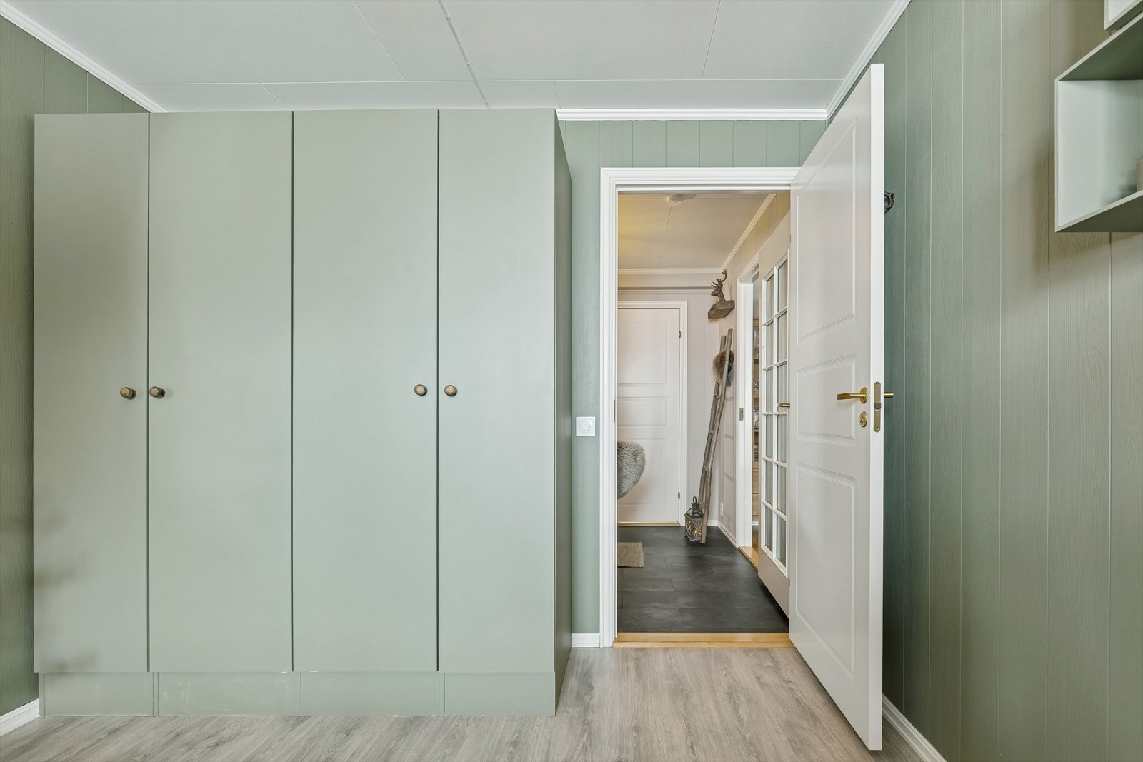 Her er det rikelig med garderobeplass i medfølgende skap. Galleribilde