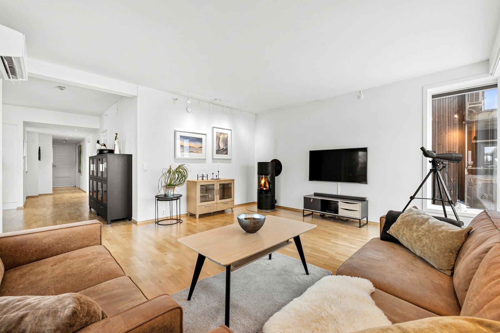 I stuen har du blant annet peis og varmepumpe. Galleribilde