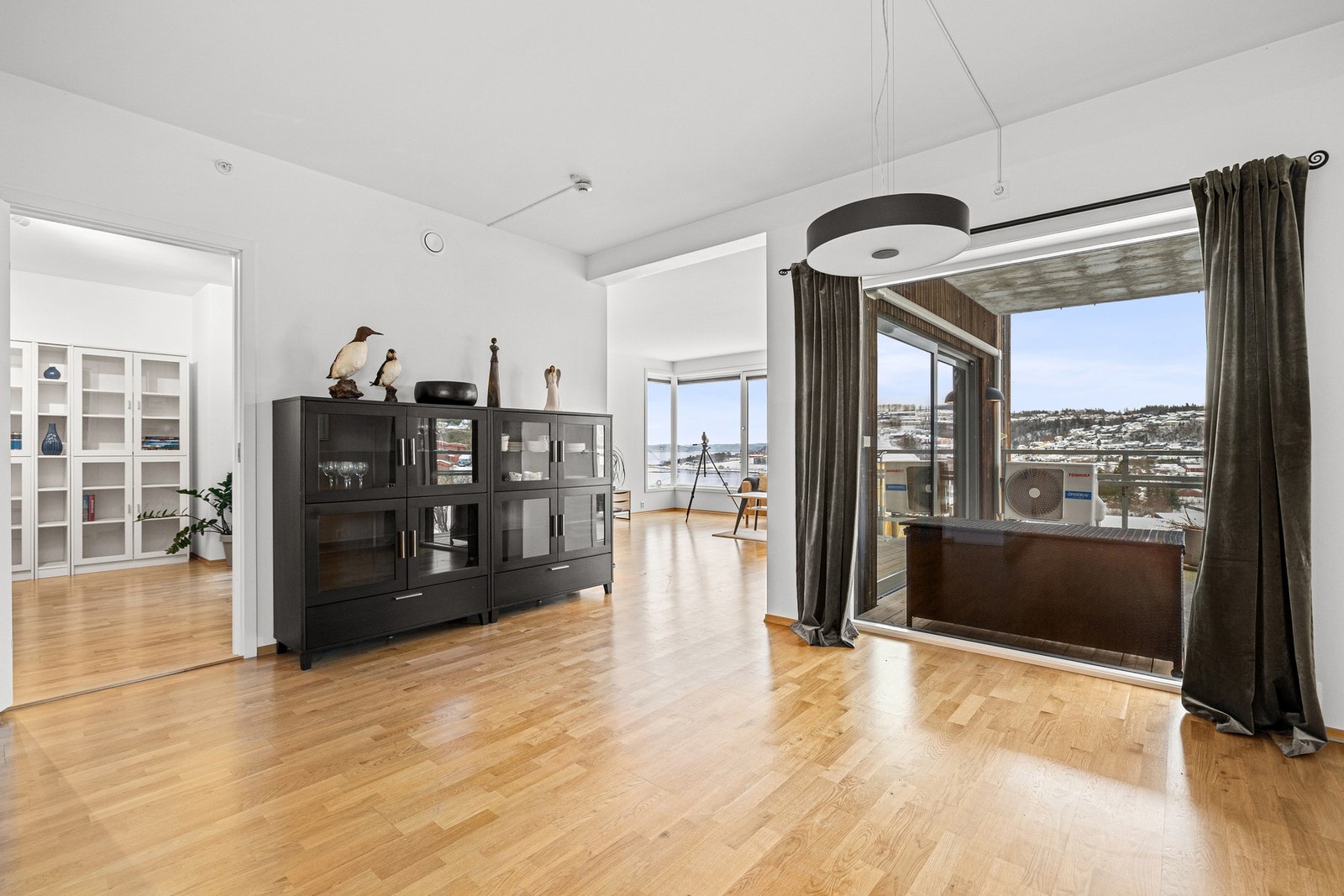 Her er det god plass til å innrede rommet med en spisegruppe. Galleribilde