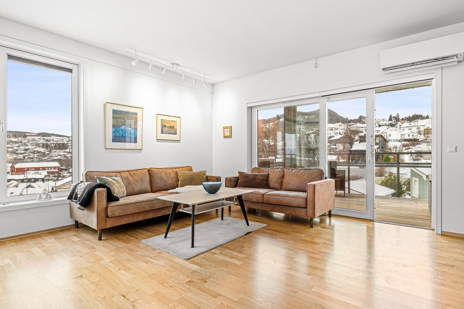 Lys og innbydende stue med utgang til balkong. Galleribilde