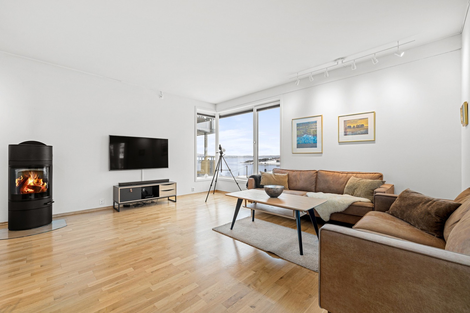 Store vinduer som gir godt med lysinnslipp. Galleribilde