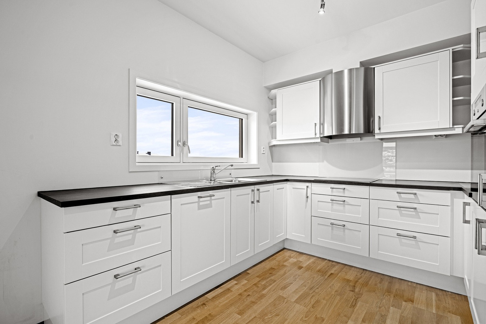 Det er integrert oppvaskmaskin, stekeovn, platetopp og kjøl/fryseskap. Utstyrt med automatisk vannstopp og komfyrvakt. Galleribilde