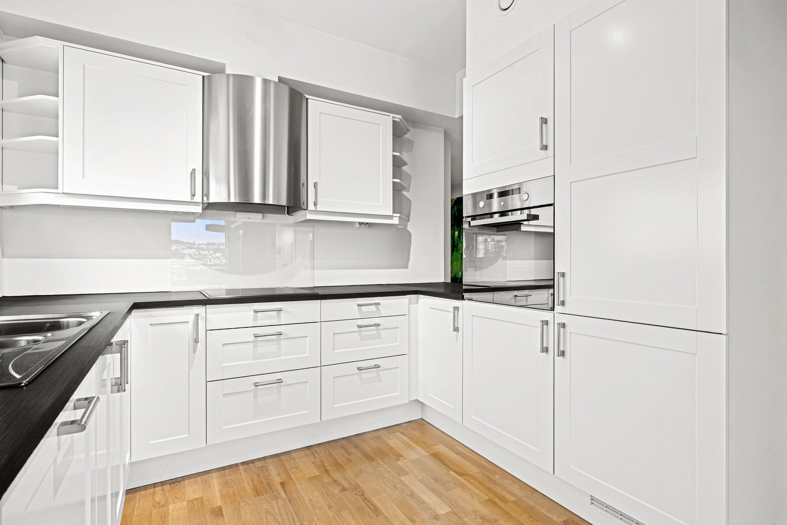 Stilren kjøkkeninnredning med profilerte fronter. Galleribilde