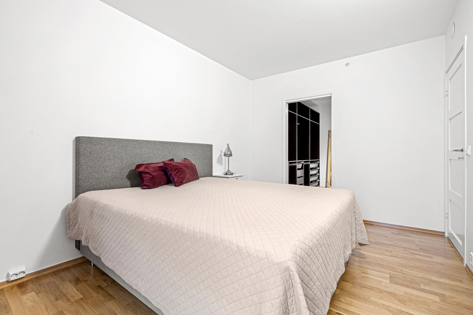 Soverommet har egen garderobe. Galleribilde