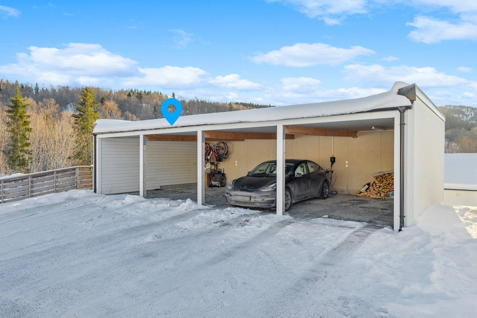 Til boligen disponerer fast plass i carportanlegg. Galleribilde