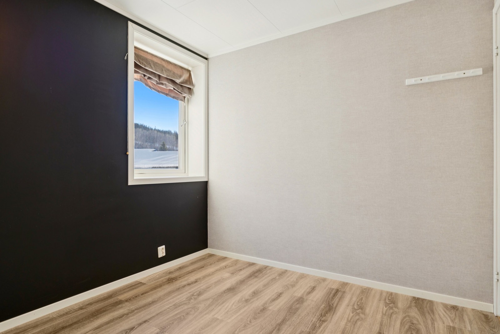 Soverommet har en nøytral fargepalett og er enkelt å møblere. Galleribilde