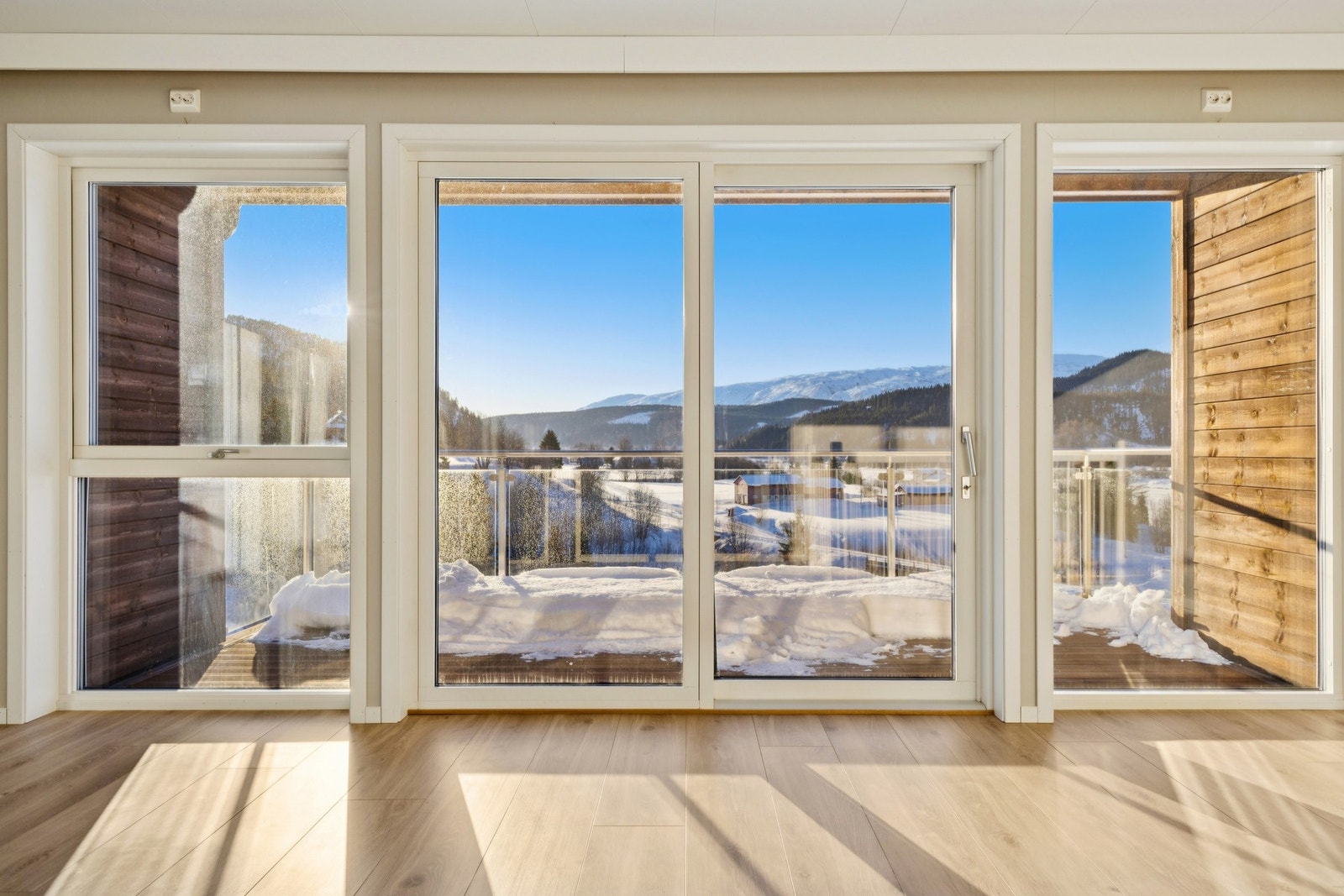 Nyt den flotte utsikten fra sofakroken gjennom de store vinduene. Galleribilde