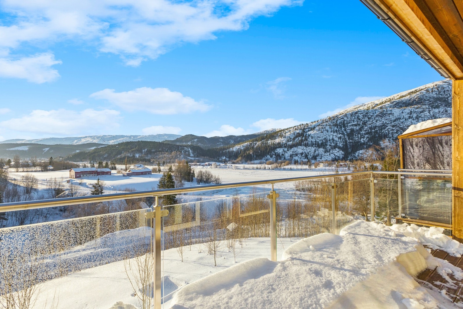 Boligen har en høy og fri beliggenhet med vidstrakt utsikt over landskapet. Galleribilde