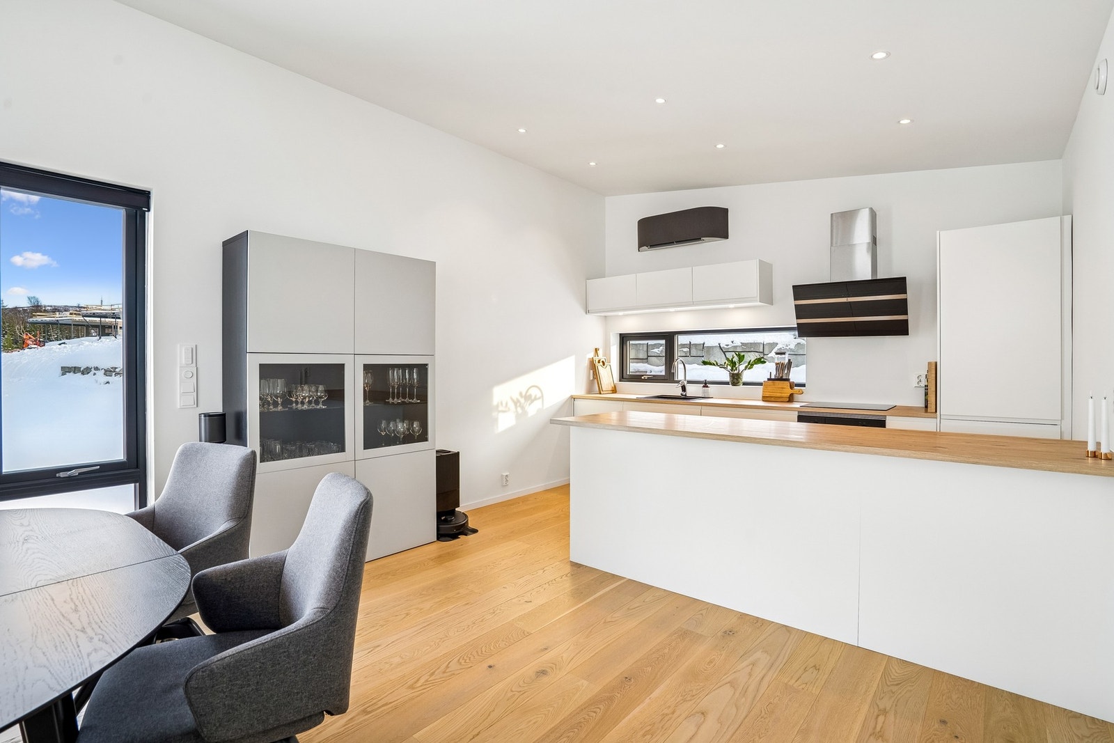 Moderne kjøkken i bakkant av stuen. Galleribilde