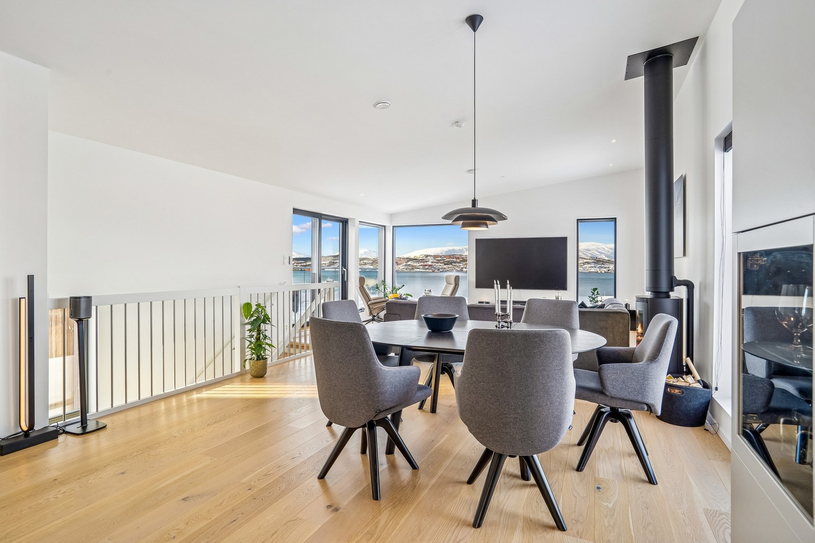 Flott stue med med flott utsikt mot Tromsøya/Tromsøysundet. Galleribilde