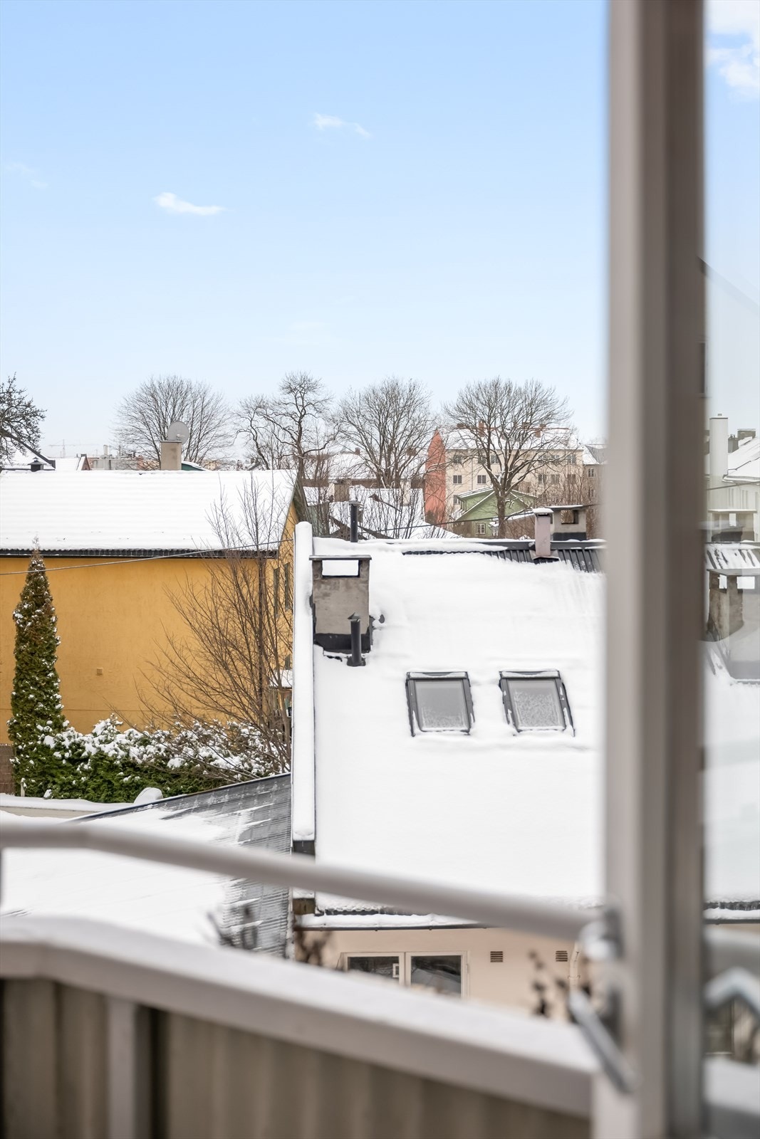 Utgang til sydvestvendt balkong på ca 3 m² med flott utsyn. Galleribilde